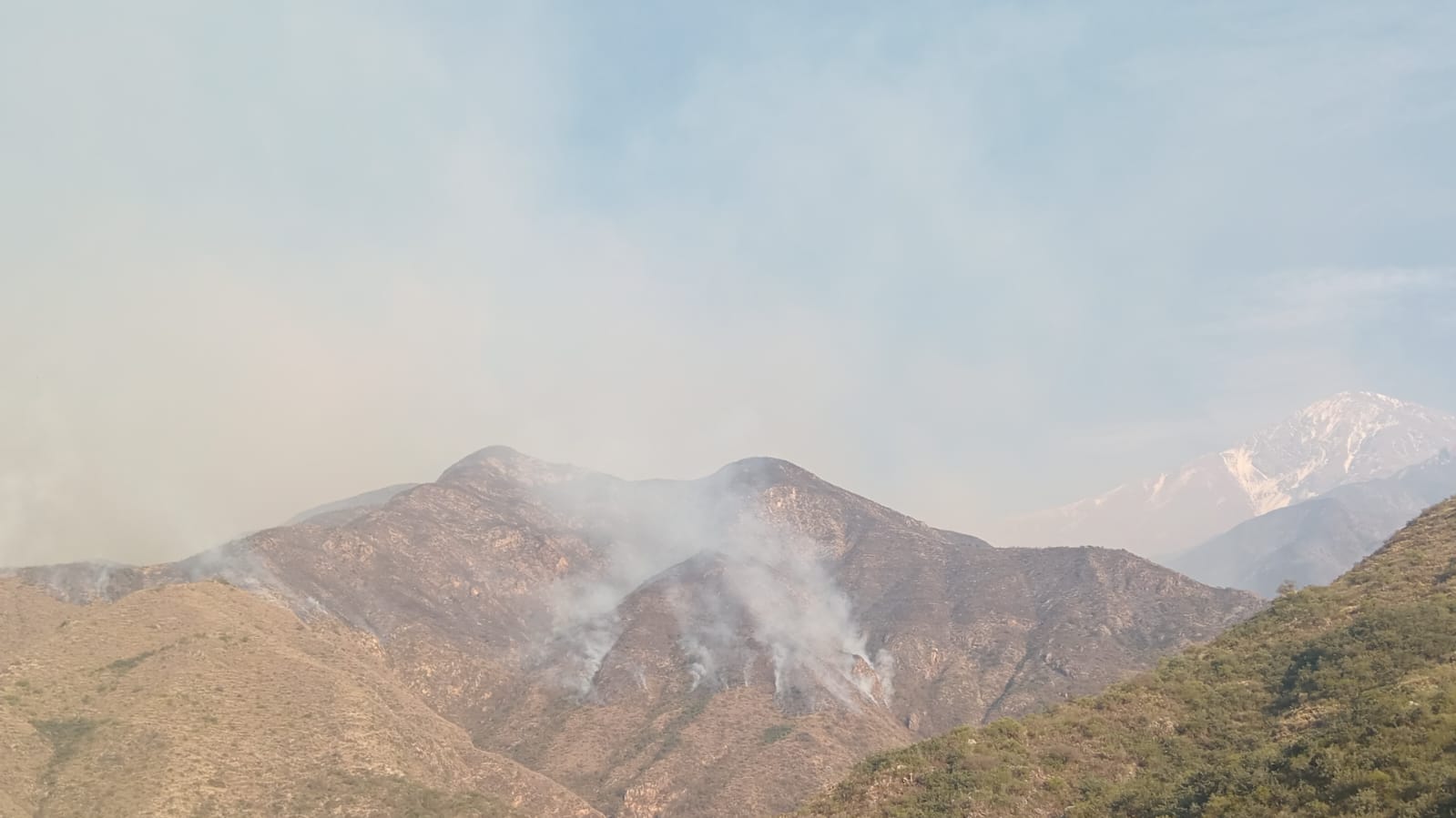 CONTIN&Uacute;A EL OPERATIVO PARA COMBATIR EL INCENDIO EN GUANCHIN Y NO SE REGISTRAN RIESGOS PARA LAS POBLACI&Oacute;N