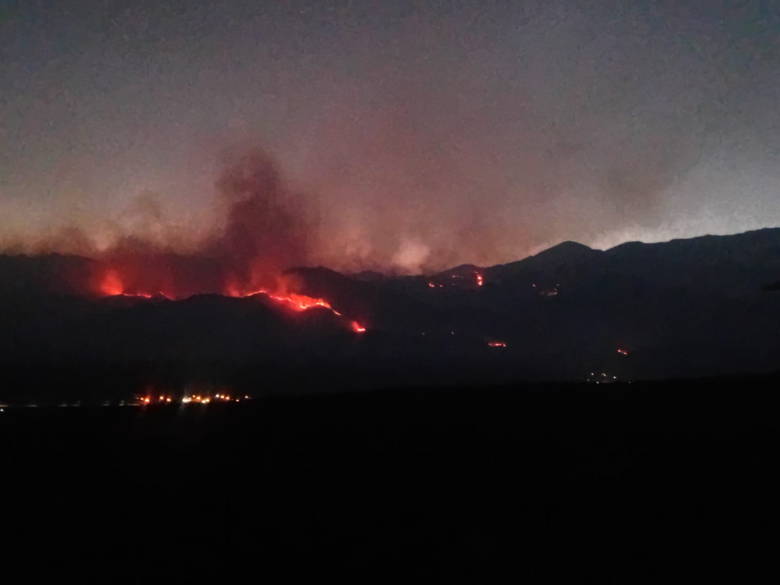 CHILECITO: CONTROLAN EL FOCO EN ESTACI&Oacute;N N&deg; 3 Y COMBATEN LAS LLMAS EN LA QUEBRADA DE LOS MANZANOS