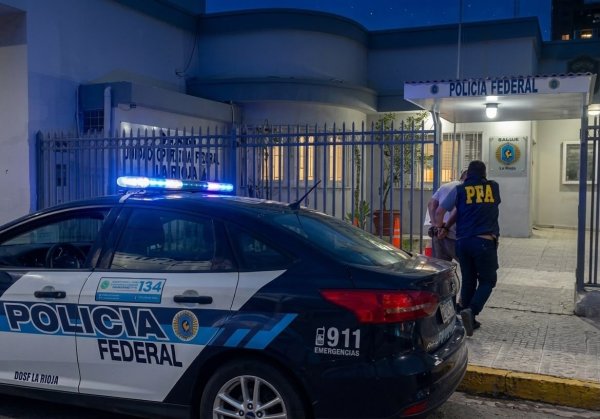 DETIENEN A UN HOMBRE POR PRESUNTO COMERCIO DE SUSTANCIAS EN LA CAPITAL