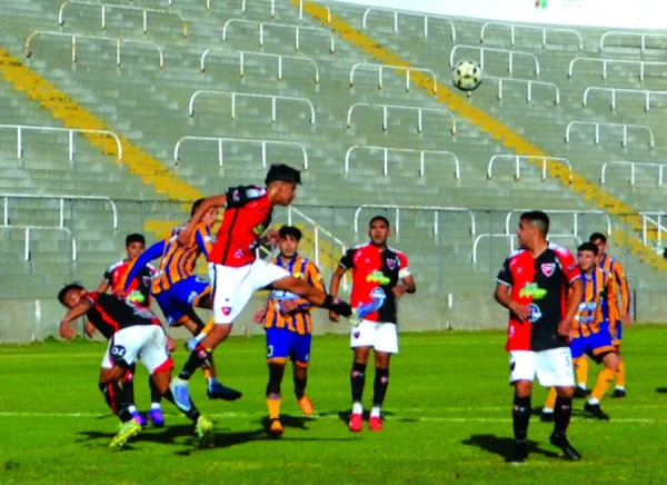 ANDINO SE QUED&Oacute; CON CL&Aacute;SICO ANTE DEFENSORES EN VARGAS