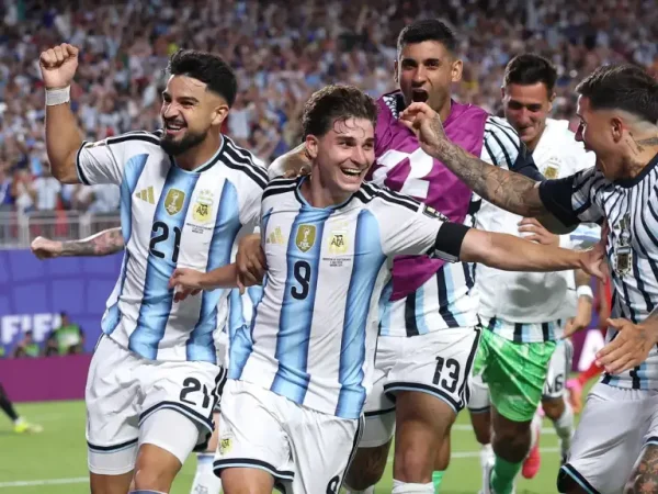 ARGENTINA VA POR INGLATERRA Y PARALIZA EL PAIS