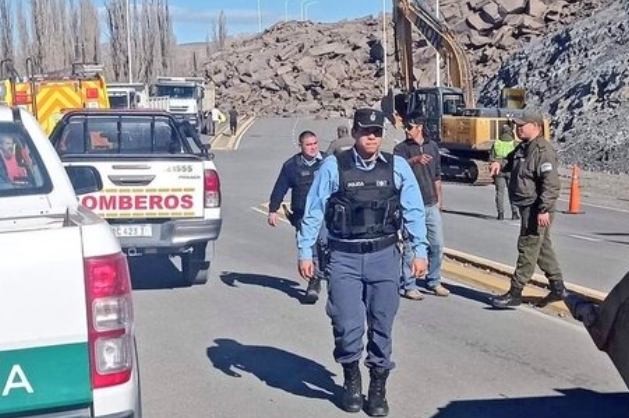 DERRUMBE EN NEUQUÉN: SE DESPRENDIÓ PARTE DE UN CERRO EN CHAOS MALAL Y HAY CUATRO HERIDOS