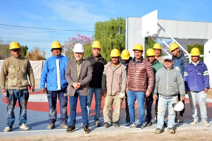 AUTORIDADES VISITARON LA OBRA DEL POLIDEPORTIVO MODELO EN BARRIO ALUNAI