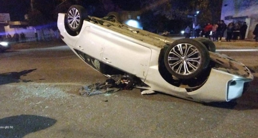 SE DESCOMPENSÓ AL VOLANTE, CHOCÓ A UN AUTO ESTACIONADO Y VOLCÓ