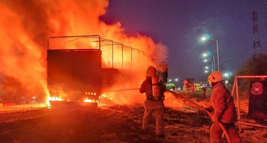 UN ACOPLADO FUE CONSUMIDO POR EL FUEGO EN TALAMUYUNA