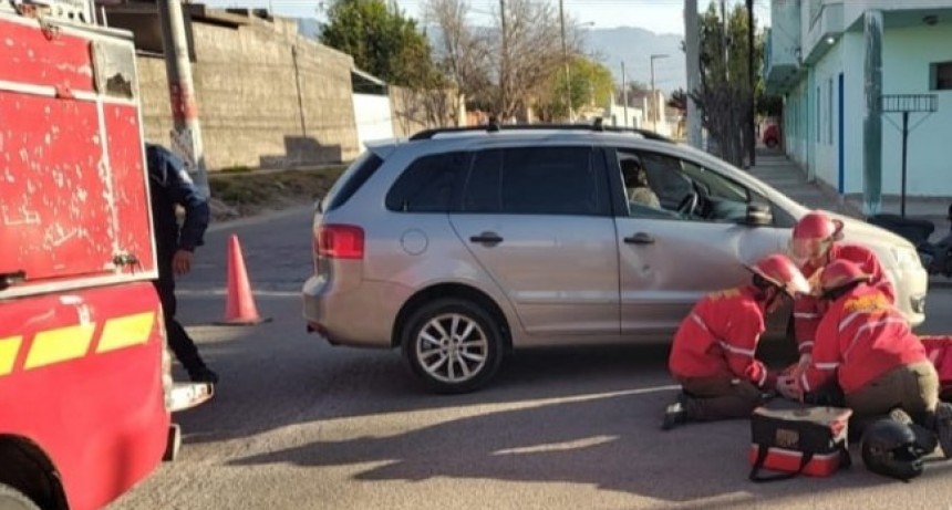 UNA MUJER SUFRIÓ HERIDAS TRAS CHOCAR CON UN AUTO