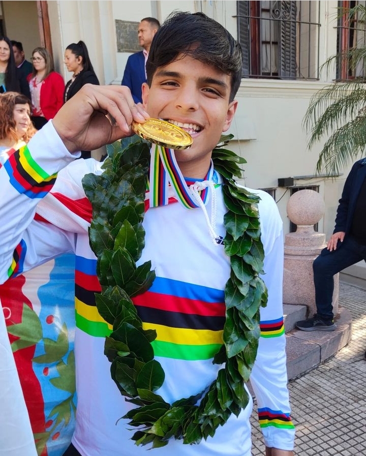  EL CAMPEÓN MUNDIAL DE BMX THOMAS MATURANO LLEGÓ EN CARAVANA HASTA CASA DE GOBIERNO PARA FESTEJAR EL TÍTULO CON LOS RIOJANOS