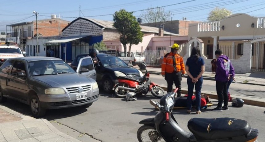 DOS HERIDOS TRAS FUERTE CHOQUE ENTRE UNA MOTO Y UN AUTO