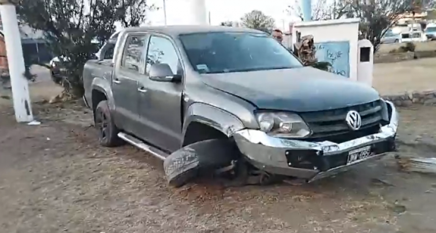 BORRACHO PERDIÓ EL CONTROL DE SU CAMIONETA,  SUBIÓ A UNA ROTONDA Y CHOCÓ CONTRA UN POSTE DE LUZ