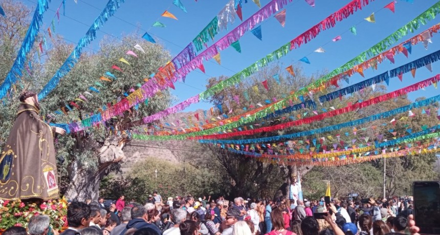 UNA MULTITUD ACOMPAÑÓ A SAN FRANCISCO EN PEREGRINACIÓN