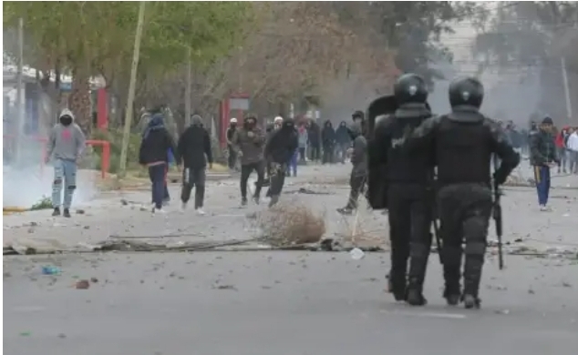 MENDOZA: INCIDENTES, COMERCIOS CERRADOS, UNIVERSIDADES Y COLEGIOS SIN CLASES POR TEMOR A A SAQUEOS