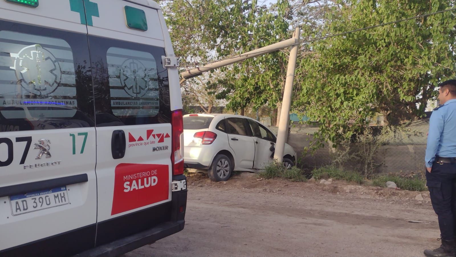 PERDIÓ EL CONTROL DE SU AUTO Y SE ESTRELLÓ CONTRA UN POSTE DE LUZ