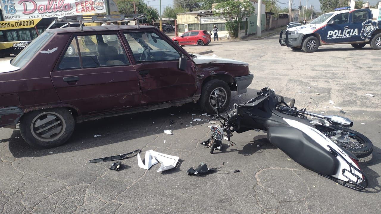 MOTOCICLISTA CON SERIAS HERIDAS TRAS CHOCAR CON UN AUTO