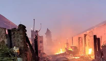 UN INCENDIO ARRASÓ CON UNA MADERERA EN LA ZONA SUR