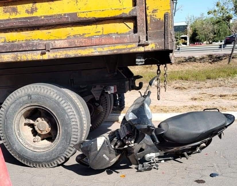 MOTOCICLISTA CON HERIDAS DE CONSIDERACIÓN TRAS CHOCAR UN CAMIÓN ESTACIONADO