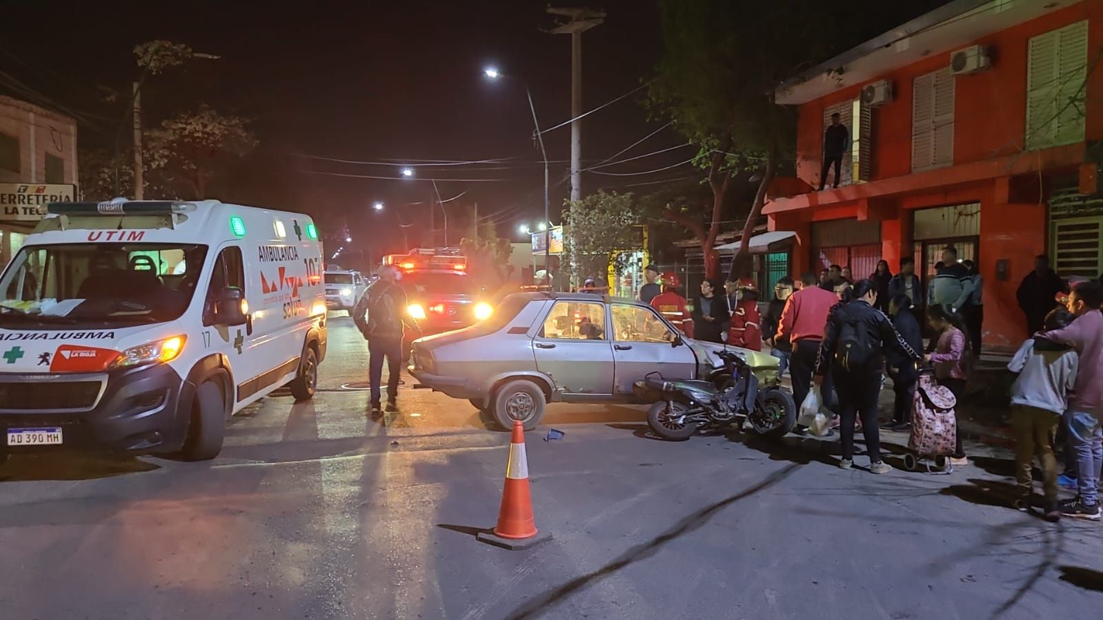 UN CHOQUE ENTRE UNA MOTO Y UN AUTO DEJÓ UNA JOVEN HERIDA