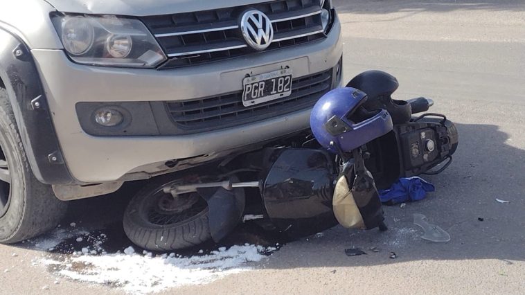 SINIESTRO VIAL ENTRE UNA CAMIONETA Y UNA MOTO DEJÓ DOS HERIDOS