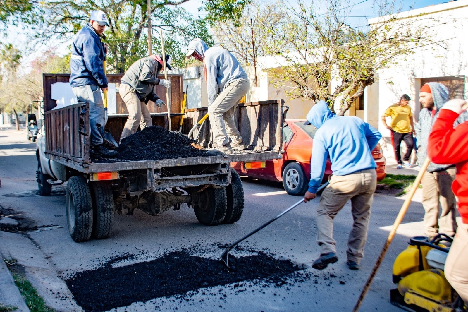 PROVINCIA Y MUNICIPIO AVANZAN CON UN PLAN INTEGRAL DE BACHEO EN LA CAPITAL 