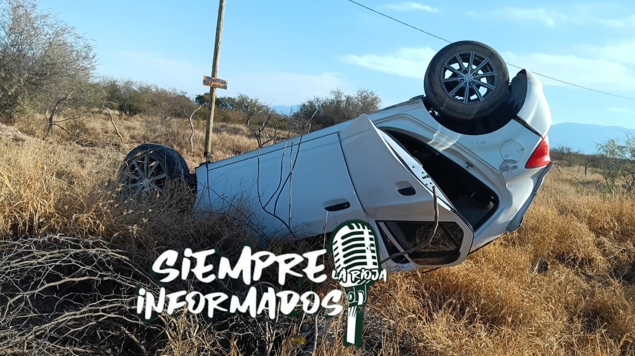   TRES MENORES ILESOS EN UN ESPECTACULAR VUELCO CAMINO AL PINAR