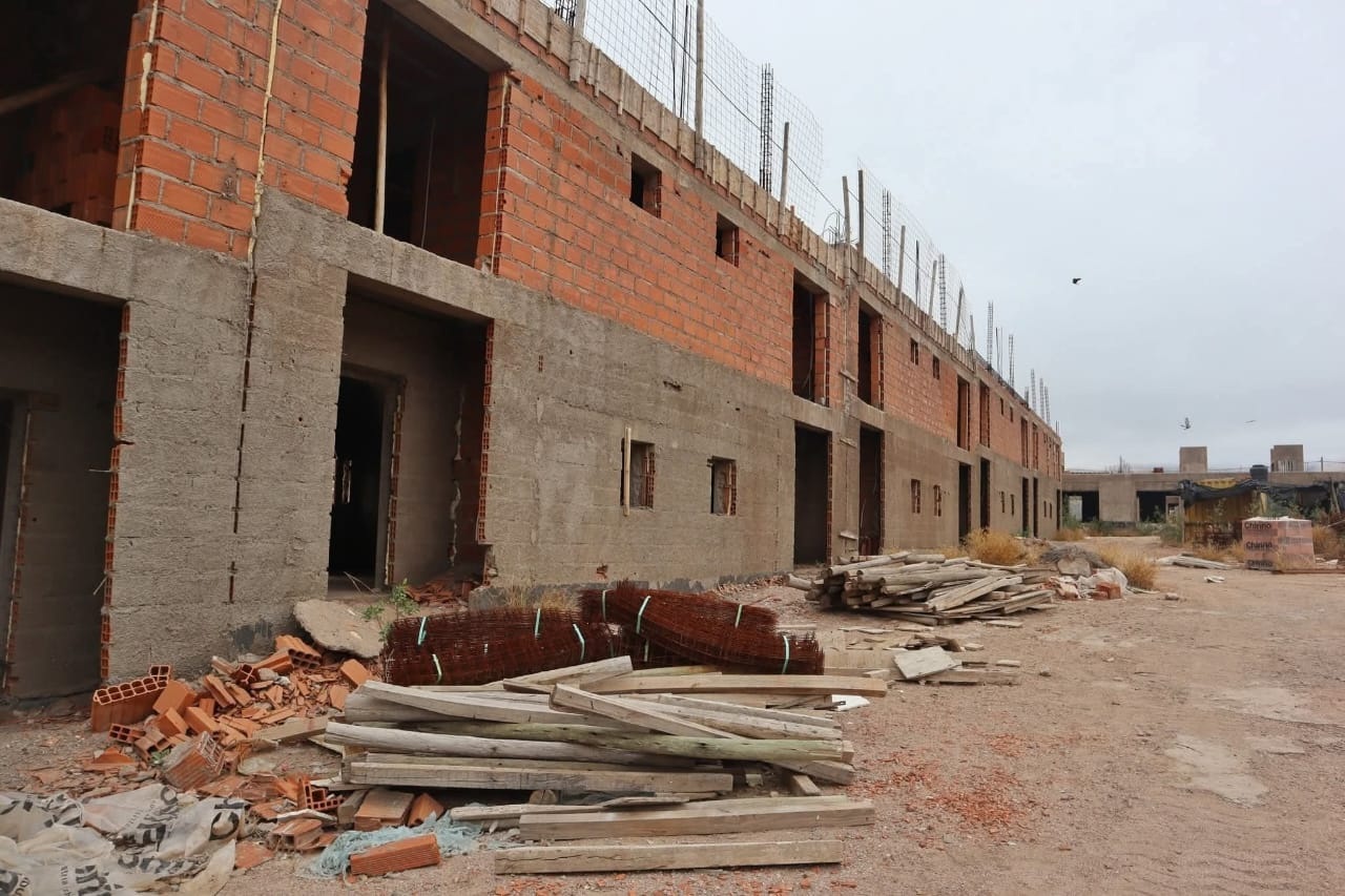 EL GOBIERNO PROVINCIAL RECUPERÓ 300 VIVIENDAS Y REACTIVA SU CONSTRUCCIÓN