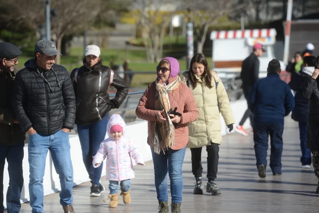  CAYERÓN LOS VIAJES Y EL GASTO DE TURISTAS EN LAS VACACIONES DE INVIERNO EN EL PAIS