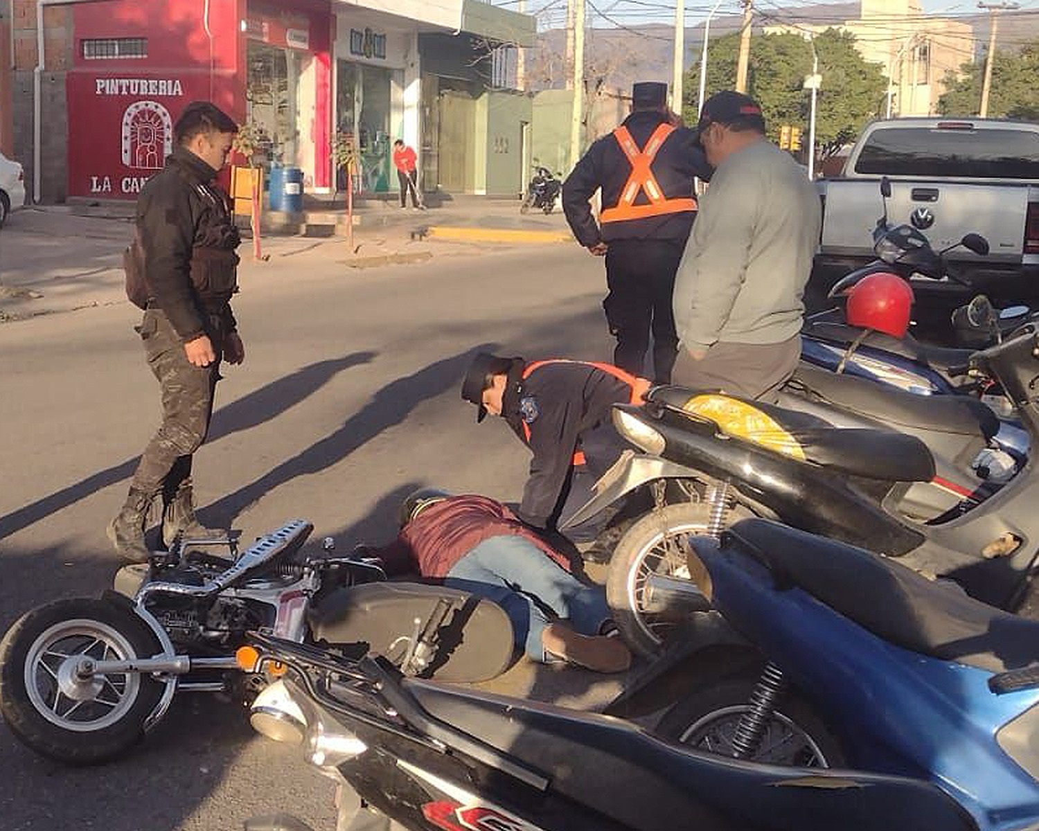 CONDUCTOR DE UNA CAMIONETA SE FUGÓ TRAS CHOCAR A UNA MOTOCICLISTA