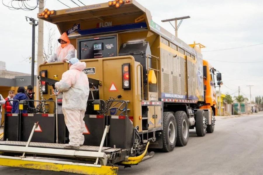 LA MUNICIPALIDAD Y EL GOBIERNO AÑADEN NUEVA TECONOLOGIA DE PAVIMENTACIÓN