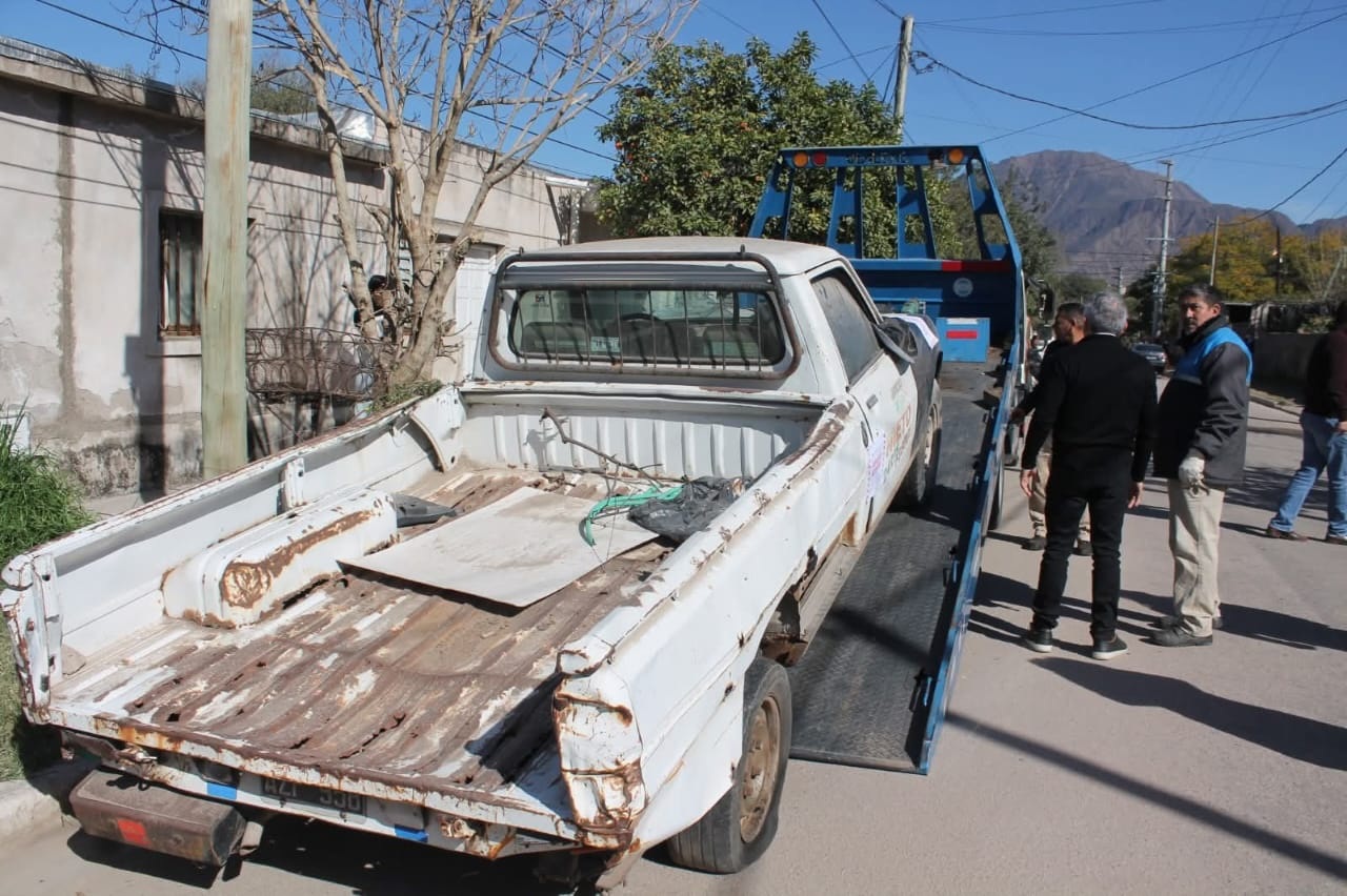 EL MUNICIPIO REMOVIÓ VEHÍCULOS ABANDONADOS  EN EL BARRIO 4 DE JUNIO