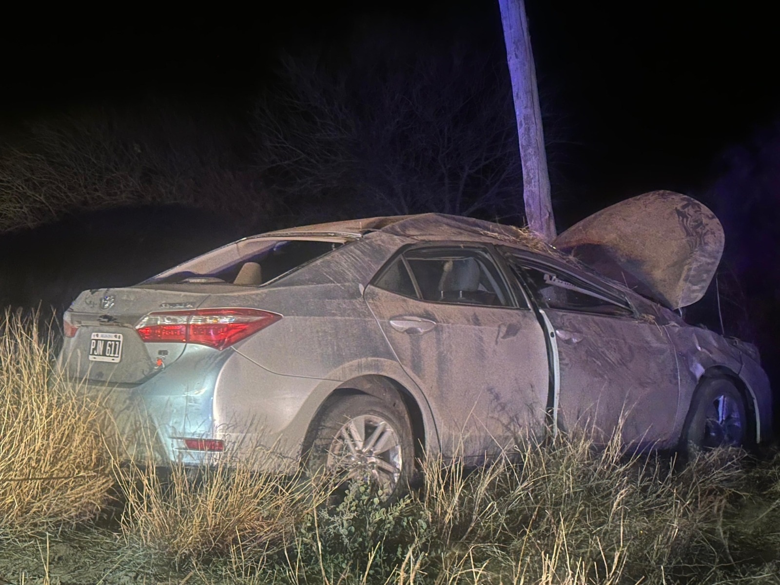 CONDUCTOR RIOJANO SE DURMIÓ AL VOLANTE Y CHOCÓ CON UN POSTE DE LUZ EN CÓRDOBA