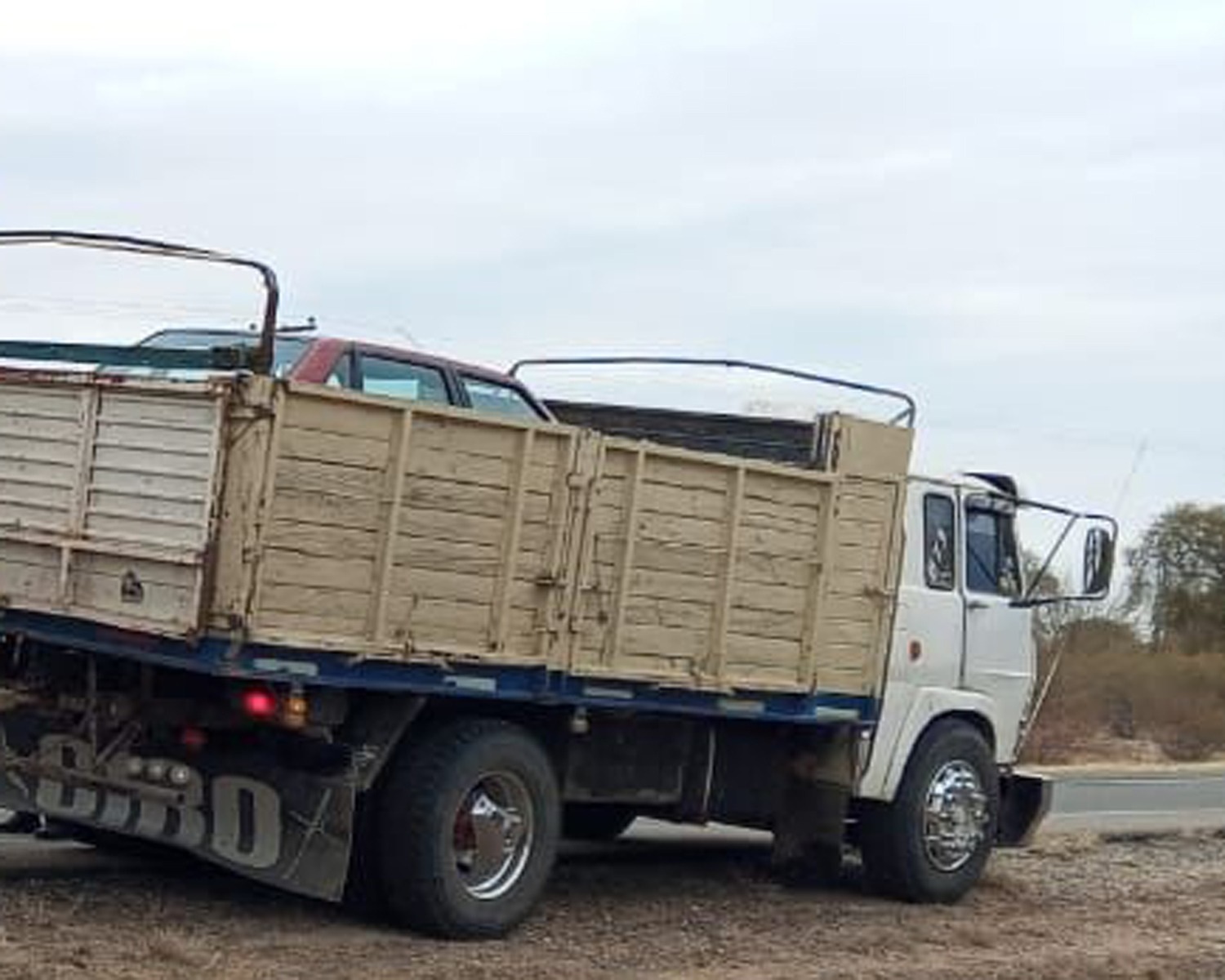 TRASLADABA UN AUTO CON PEDIDO DE CAPTURA EN UN CAMIÓN Y LA POLICIA LO SECUESTRÓ