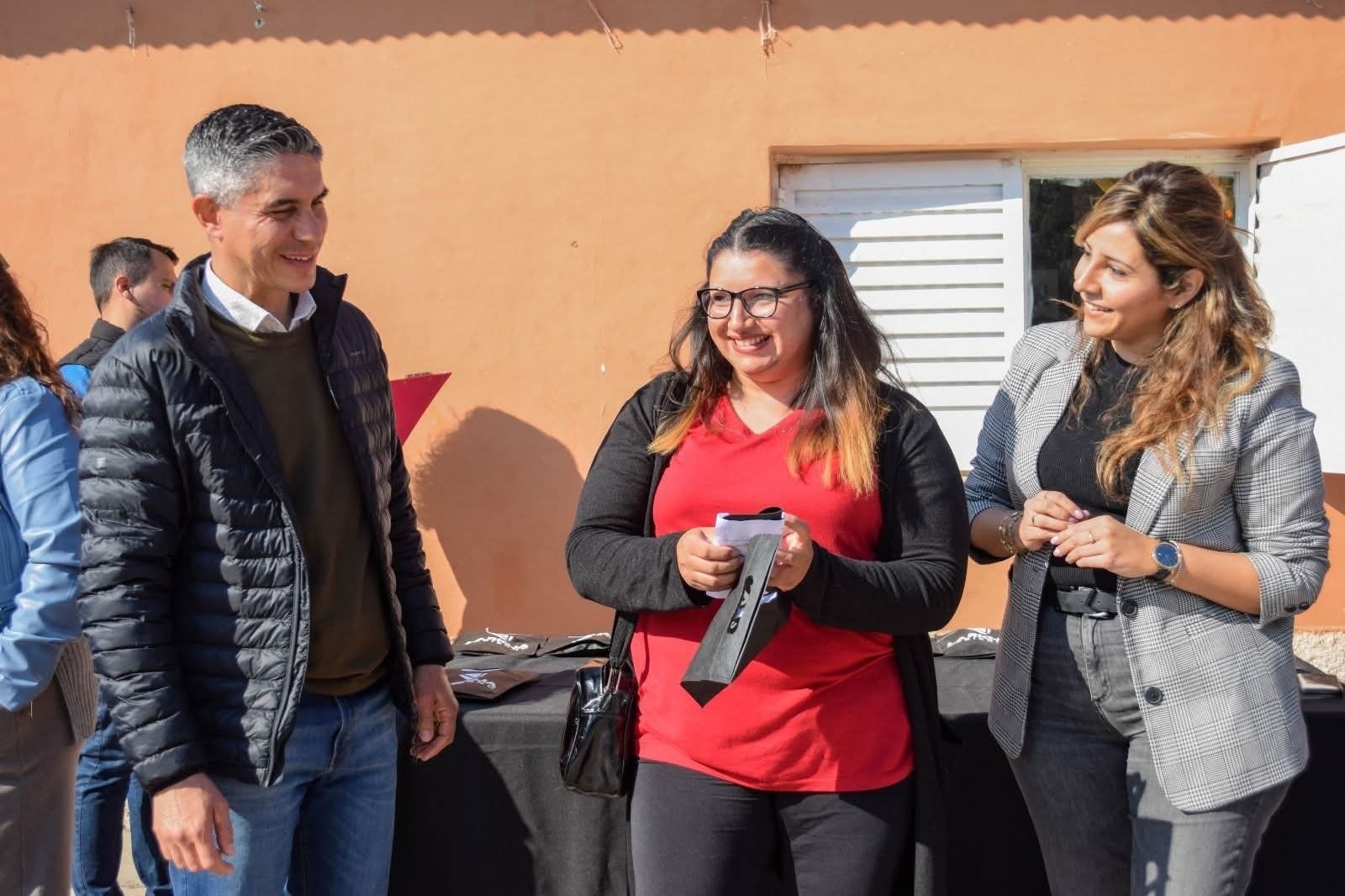 MÁS DE 30 VECINOS DE LA LATA RECIBIERON ANTEOJOS EN OTRO OPERATIVO SANITARIO PROVINCIAL