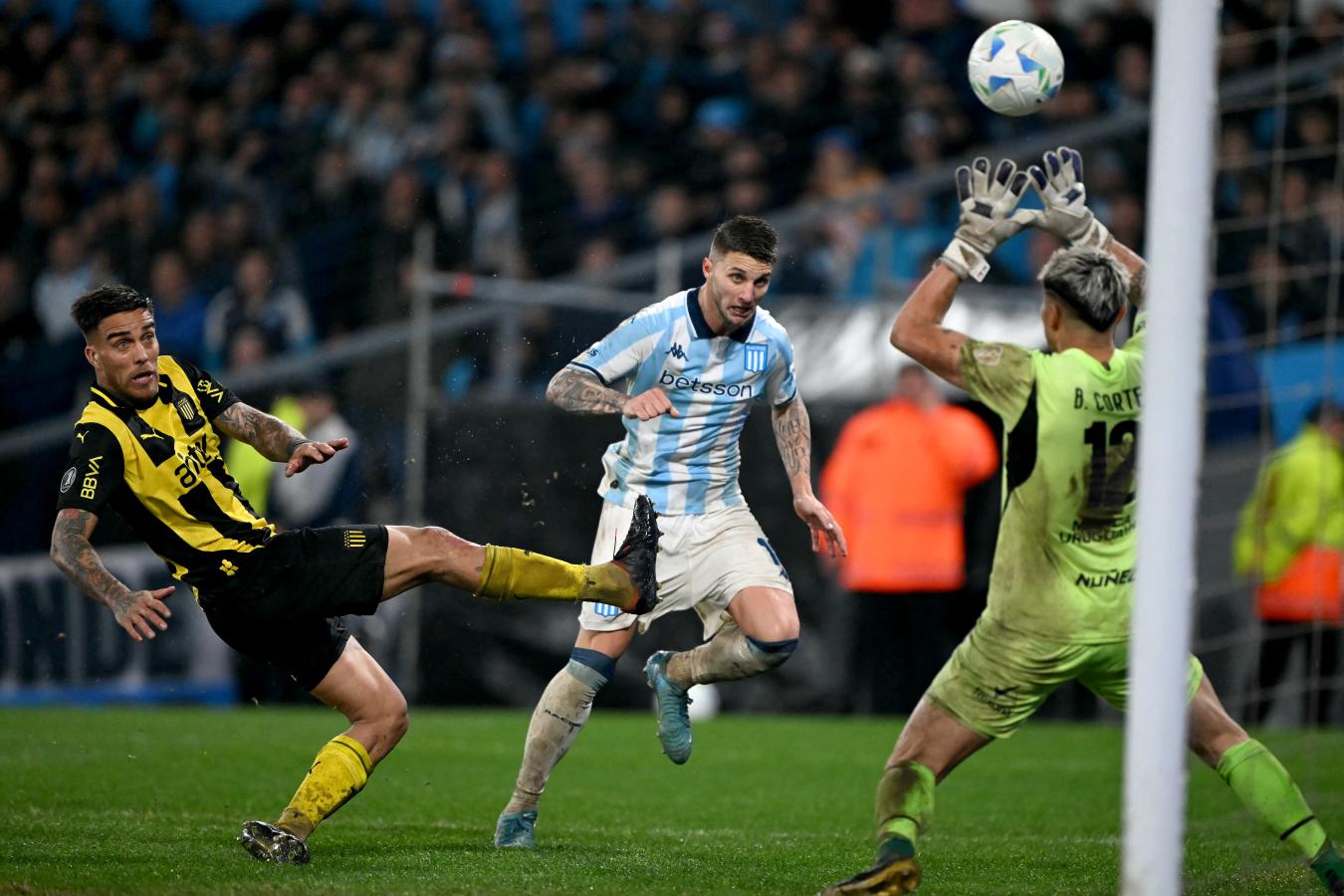 RACING LE GANÓ A PEÑAROL A LO GUAPO Y AVANZA EN LA LIBERTADORES 