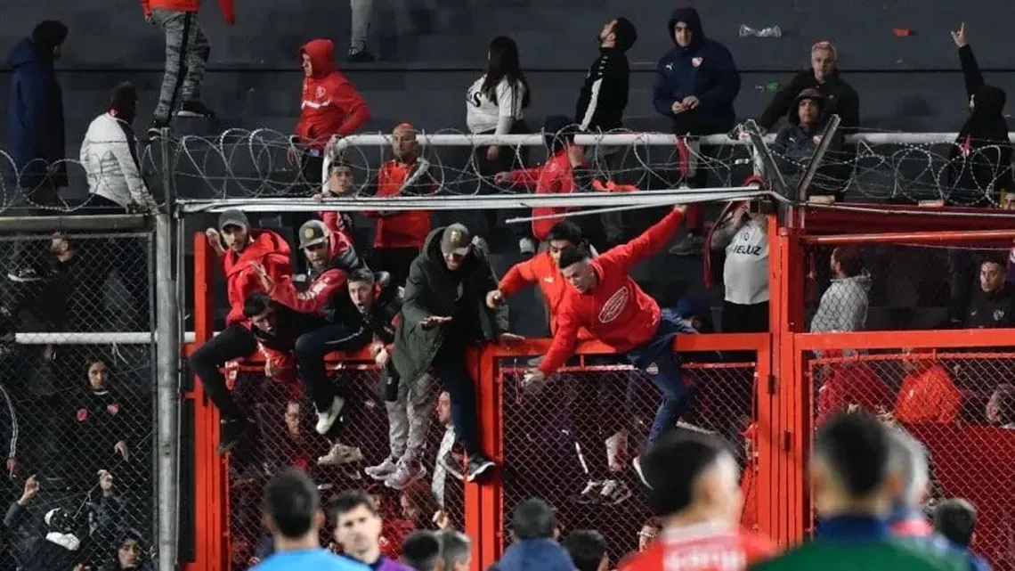  INDEPENDIENTE Y UNIVERSIDAD DE CHILE SUSPENDIDO POR ENFRENTAMIENTOS ENTRE LAS BARRAS