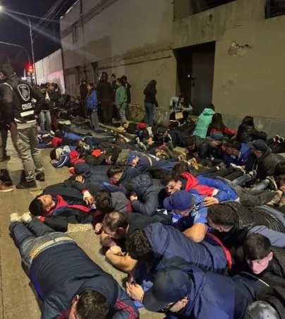 BATALLA EN AVELLANEDA: 300 CHILENOS DETENIDOS