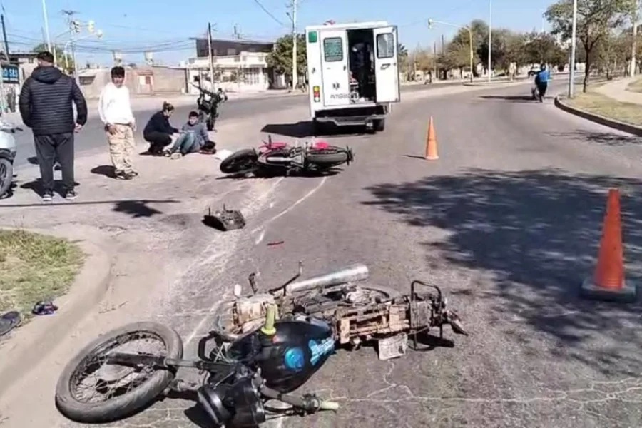 FUERTE SINIESTRO VIAL ENTRE MOTOCICLETAS DEJÓ VARIOS HERIDOS
