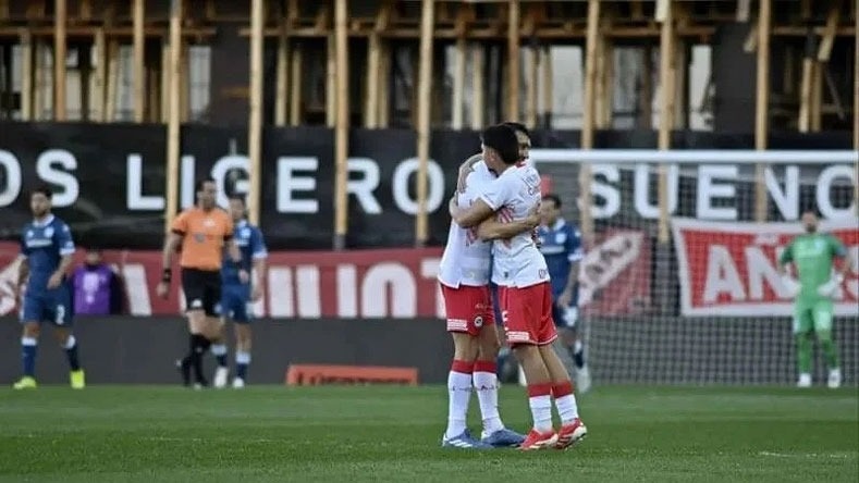ARGENTINOS JUNIORS GOLEÓ A RACING Y LO DEJÓ EN EL FONDO DE SU ZONA
