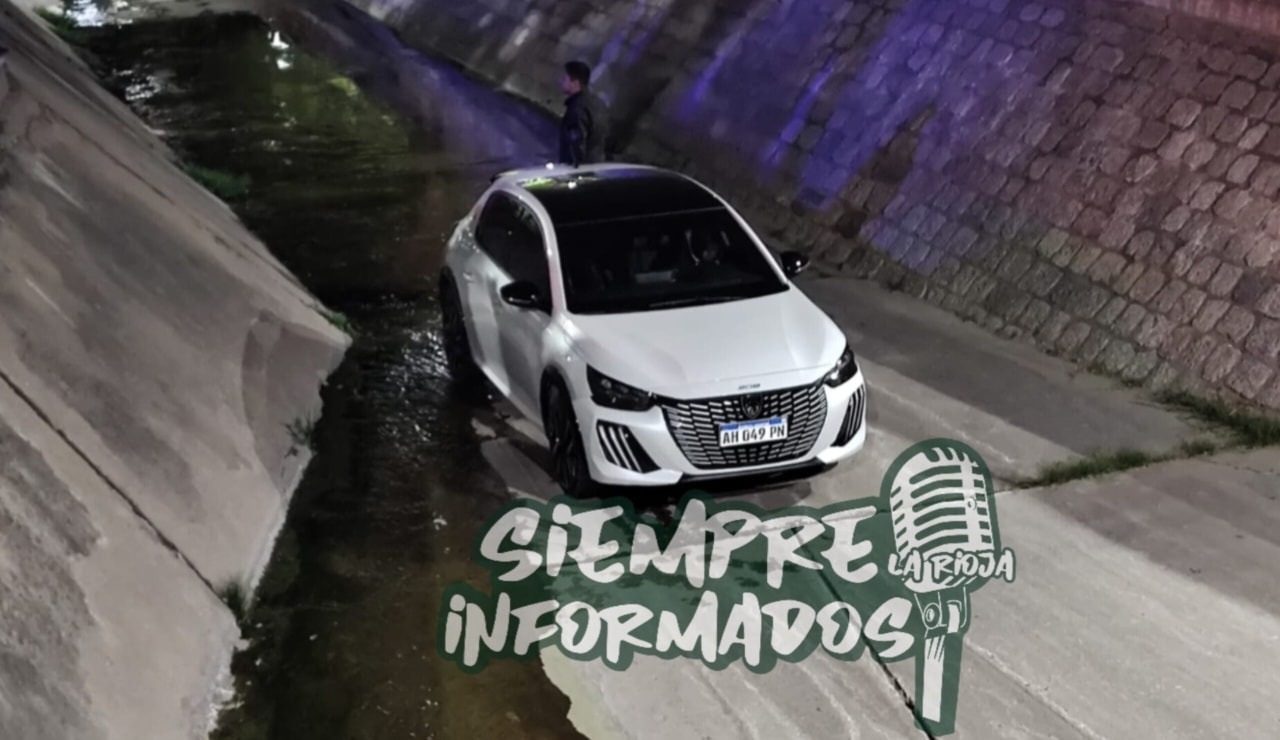 UN CONDUCTOR SE OLVIDÓ DE PONER EL FRENO DE MANO A SU AUTO Y TERMINÓ EN EL RÍO TAJAMAR