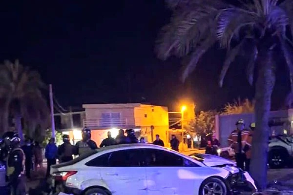 PERDIÓ EL CONTROL DE SU AUTO, COLISIONÓ A DOS MOTOCICLISTA Y TERMINÓ CONTRA UNA PALMERA