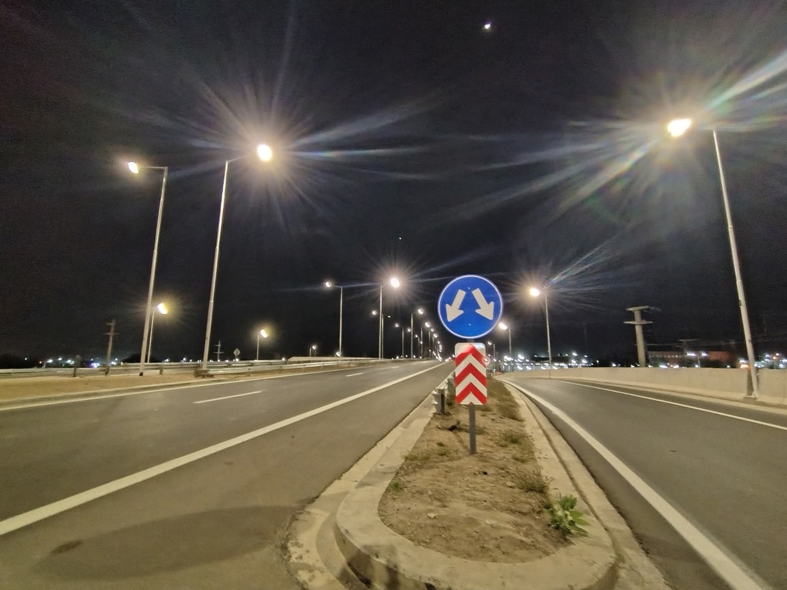 QUEDÓ ILUMINADO EL PUENTE DEL CHACHO 