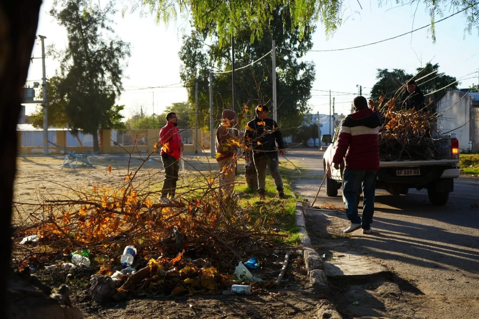 EL MUNICIPIO INTENSIFICA TRABAJOS DE LIMPIEZA Y DESMALEZAMIENTO EN EL BARRIO LAS AGAVES