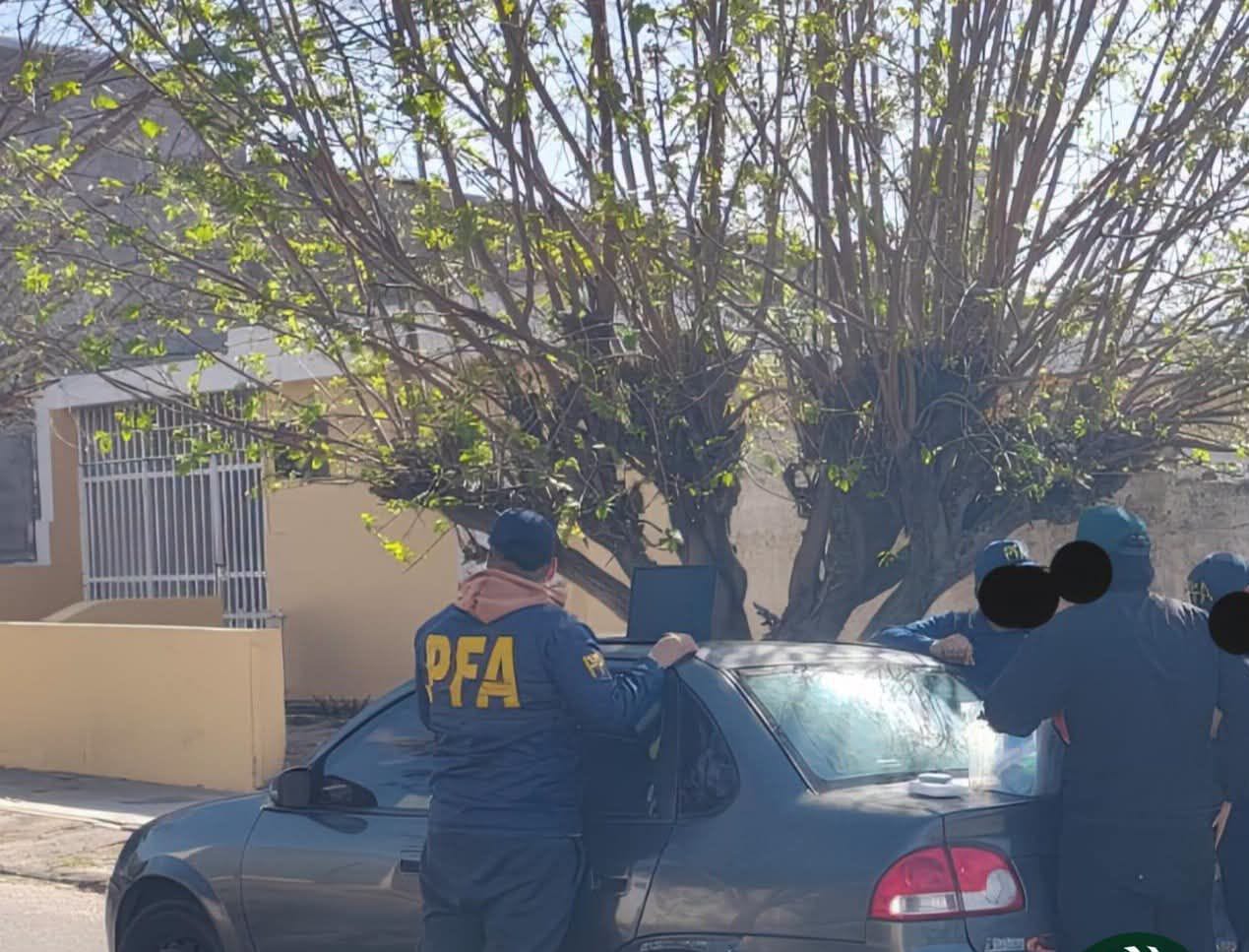 DETUVIERON A UN HOMBRE CON DROGA Y UN MACHETE EN UNA PLAZOLETA 