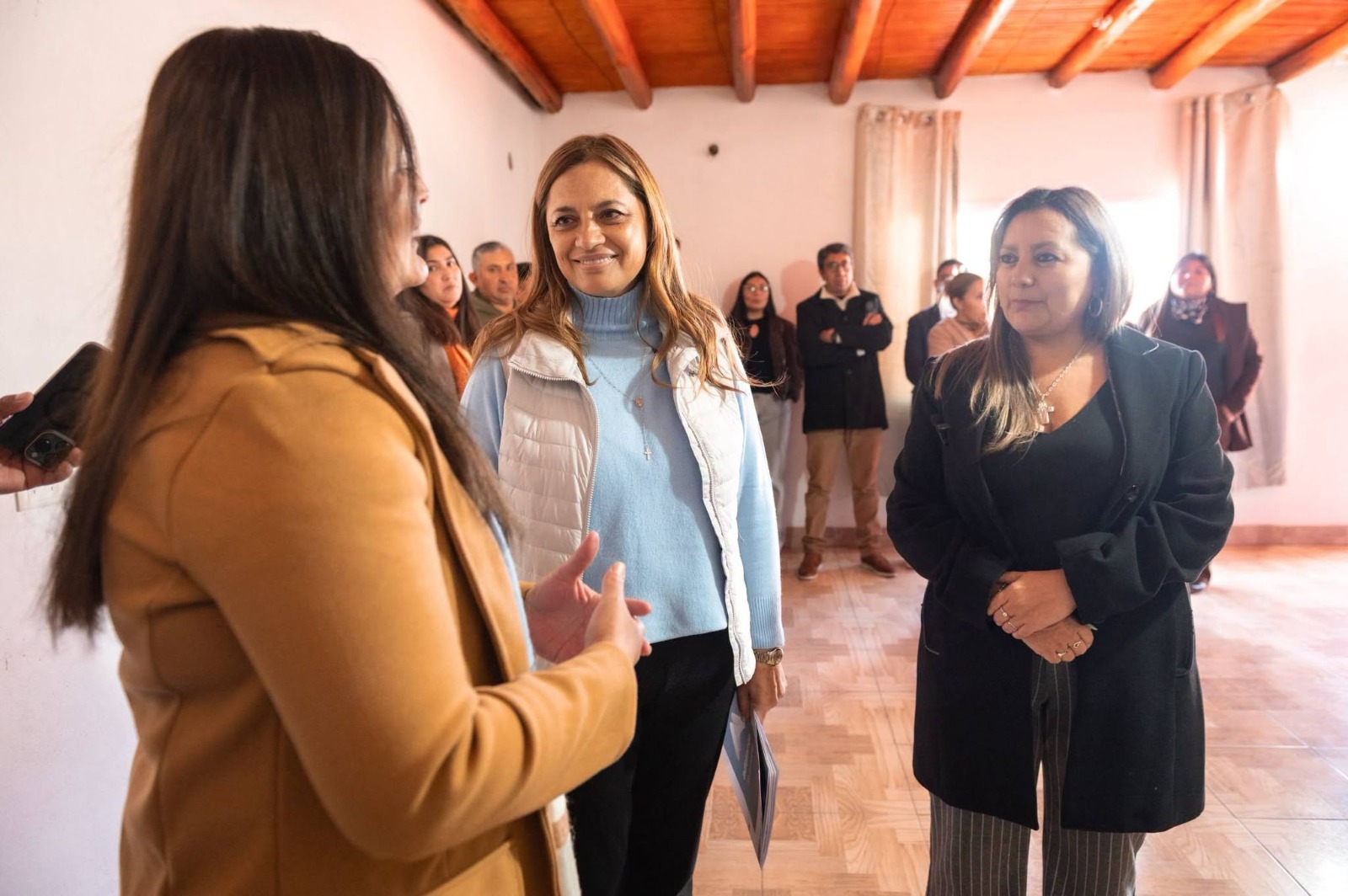 TERE MADERA  VISIT&Oacute;  VINCHINA PARA ACOMPA&Ntilde;AR A LOS PEQUE&Ntilde;OS COMERCIANTES