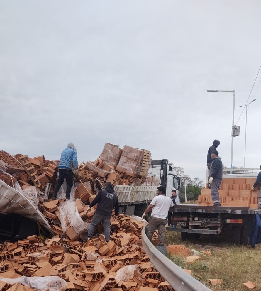 UN CAMI&Oacute;N PERDI&Oacute; PARTE DE SU CARGA EN LA ROTONDA DE AVENIDA SAN NICOL&Aacute;S DE BARI Y RUTA 38