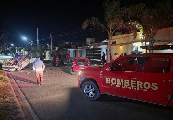 TREMENDO VUELCO: UN AUTO PRODUJO OTRO GRAVE SINIESTRO EN LA CAPITAL 