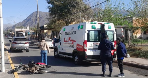 MOTOCICLISTA CAY&Oacute; AL ASFALTO CUANDO INTENT&Oacute; PASAR UN AUTO EN AVENIDA SAN FRANCISCO