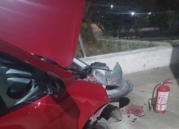 MANEJABA EBRIO, CHOC&Oacute; CONTRA UN GUARDARRAIL Y SALI&Oacute; ILESO