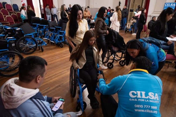 M&Aacute;S DE 200 SILLAS DE RUEDAS : LA SENADORA FLORENCIA L&Oacute;PEZ Y LA ONG CILSA LLEGAR&Aacute;N A TODA LA PROVINCIA 
