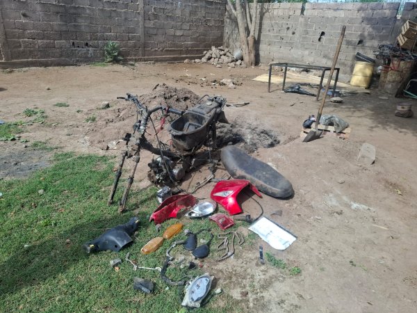 SECUESTRAN UNA MOTOCICLETA ROBADA QUE INTENTABAN ESCONDER EN UN POZO