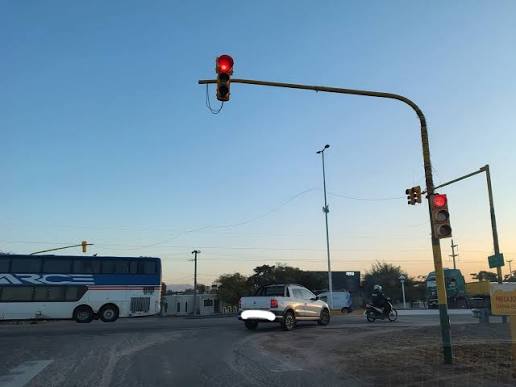 ENDURECEN LOS CONTROLES DE TR&Aacute;NSITO Y RETENDR&Aacute;N VEH&Iacute;CULOS POR CRUZAR UN SEM&Aacute;FORO EN ROJO