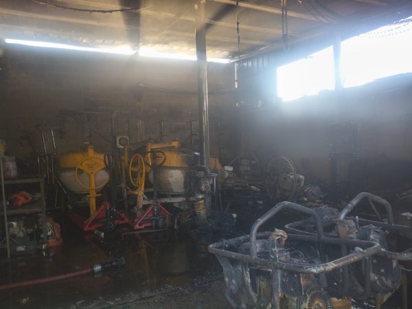 DOS HOMBRES RESULTARON HERIDOS TRAS UN INCENDIO EN UN LOCAL DE ALQUILER DE MAQUINARIAS EN LA ZONA SUR